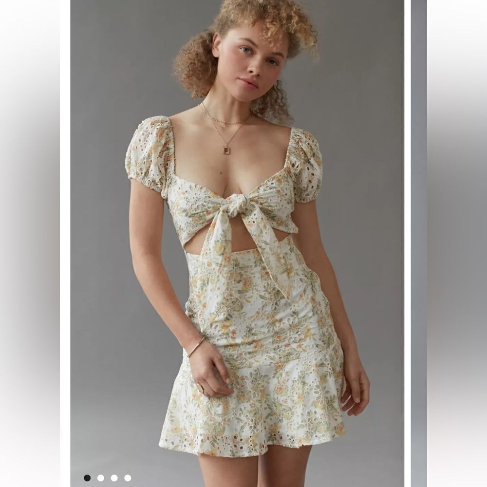 NWT En Saison Dress Womens LRG Front Cutout All Over Eyelet Floral Puff Sleeve